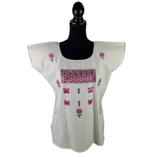 Cargar imagen en el visor de la galería, Blusa corte recto con finos bordados de hilván, decorada con motivos tradicionales de Puebla