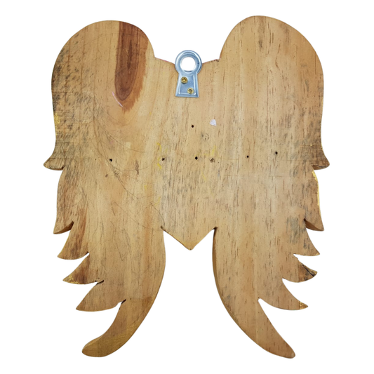 Corazón grande con alas, tallado en madera