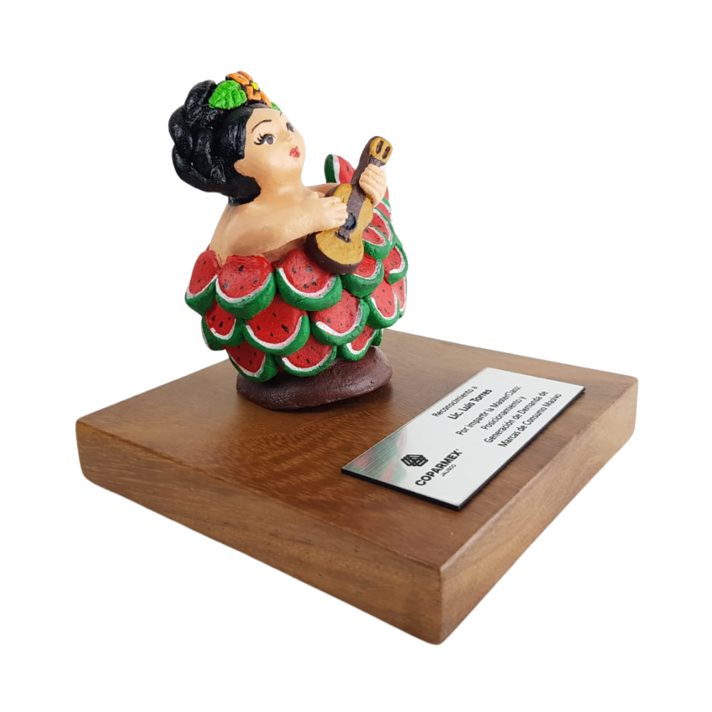 Reconocimiento con artesanía mexicana. Sirena con escamas de sandía en trofeo con base de madera y placa metálica personalizada