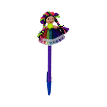 Cargar imagen en el visor de la galería, Pluma con muñequita de trapo otomí Lele
