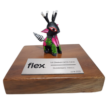 Cargar imagen en el visor de la galería, Reconocimiento con artesanía mexicana. Alebrije de madera mini en trofeo con base de madera y placa metálica personalizada