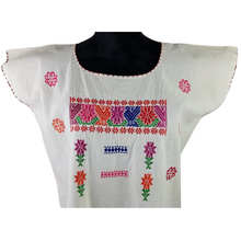 Cargar imagen en el visor de la galería, Blusa corte recto con finos bordados de hilván, decorada con motivos tradicionales de Puebla