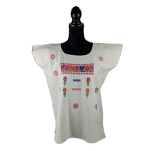 Cargar imagen en el visor de la galería, Blusa corte recto con finos bordados de hilván, decorada con motivos tradicionales de Puebla