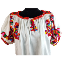 Cargar imagen en el visor de la galería, Blusa náhuatl de punto de cruz alzado, con bordados de flora y fauna