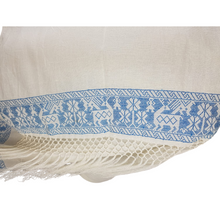Cargar imagen en el visor de la galería, Rebozo de manta con bordado hilván