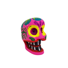 Cargar imagen en el visor de la galería, Alebrije cráneo mini tallado en madera copal y decorado a mano