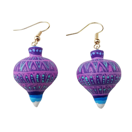 Arete trompo de madera copal tallado y decorado a mano con flores o grecas