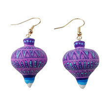 Cargar imagen en el visor de la galería, Arete trompo de madera copal tallado y decorado a mano con flores o grecas