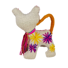Cargar imagen en el visor de la galería, Animalito de lana, peluche gato artesanal bordado a mano en Chiapas
