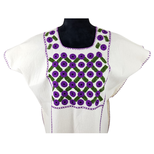 Blusa Amuzgo de manta con bordados tradicionales