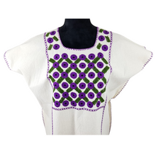 Cargar imagen en el visor de la galería, Blusa Amuzgo de manta con bordados tradicionales