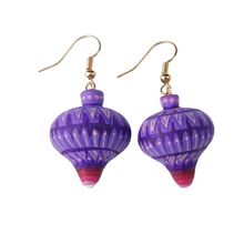 Cargar imagen en el visor de la galería, Arete trompo de madera copal tallado y decorado a mano con flores o grecas