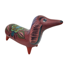 Cargar imagen en el visor de la galería, Perrito salchicha de barro bruñido pintado a mano