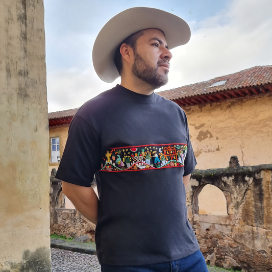 Playera mexicana noche de muertos, bordada a mano por artesanos michoacanos