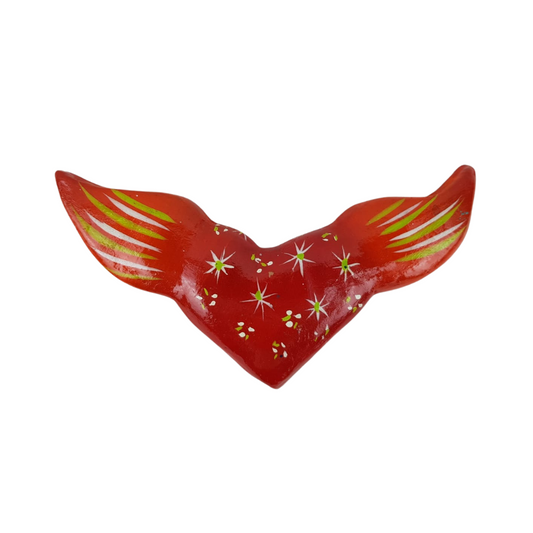 Imán de barro betus con forma de corazón alado y milagrito