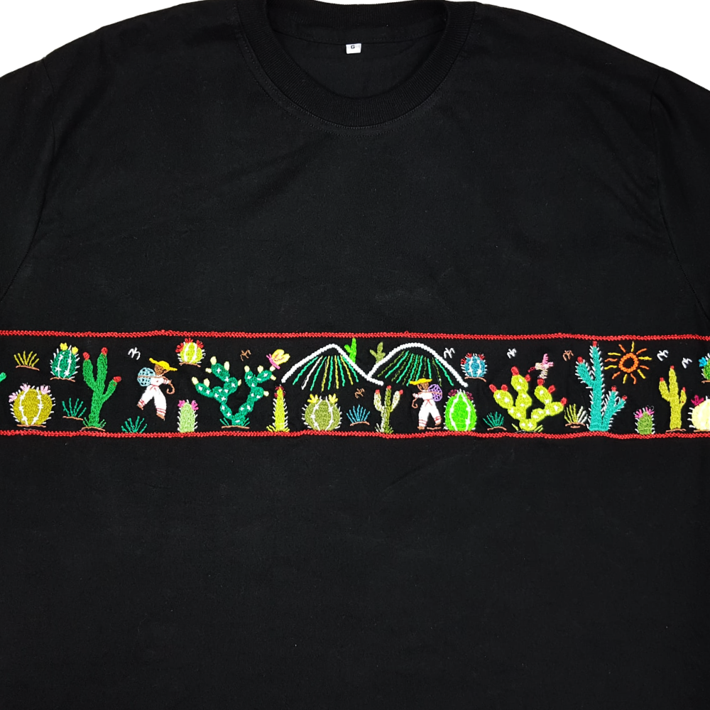 Playera mexicana paisaje nopalero, bordada a mano por artesanos michoacanos