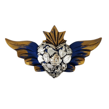 Cargar imagen en el visor de la galería, Corazón alado de madera decorado con milagritos