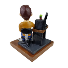 Cargar imagen en el visor de la galería, Reconocimiento con artesanía mexicana. Figura de barro, representación de programador en trofeo con base de madera y placa metálica personalizada