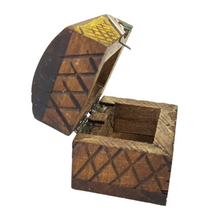 Cargar imagen en el visor de la galería, Cofre alhajero de madera tallada, hecho en Pátzcuaro, Michoacán