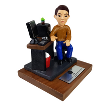 Cargar imagen en el visor de la galería, Reconocimiento con artesanía mexicana. Figura de barro, representación de programador en trofeo con base de madera y placa metálica personalizada