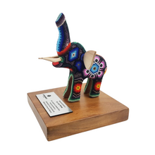 Cargar imagen en el visor de la galería, Reconocimiento con artesanía mexicana. Elefante wixárika en trofeo con base de madera y placa metálica personalizada