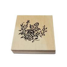 Cargar imagen en el visor de la galería, Relicario corazón o cruz en caja decorado con laca perfilada con mariposas y flores