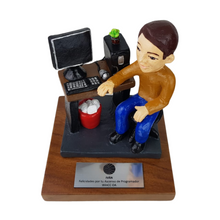 Cargar imagen en el visor de la galería, Reconocimiento con artesanía mexicana. Figura de barro, representación de programador en trofeo con base de madera y placa metálica personalizada
