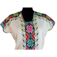 Cargar imagen en el visor de la galería, Huanengo Cocucho, blusa purépecha bordada en punto de cruz con grecas y flores.