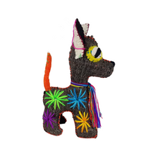 Cargar imagen en el visor de la galería, Animalito de lana, peluche perro chihuahua artesanal bordado a mano en Chiapas