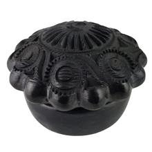 Cargar imagen en el visor de la galería, Joyero mediano de barro negro decorado con hermosos calados