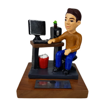 Cargar imagen en el visor de la galería, Reconocimiento con artesanía mexicana. Figura de barro, representación de programador en trofeo con base de madera y placa metálica personalizada