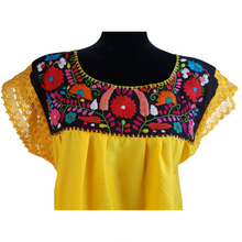 Cargar imagen en el visor de la galería, Blusa fresca tradicional de San Gabriel Chilac de manga corta