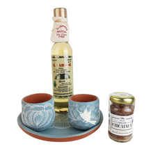 Cargar imagen en el visor de la galería, Juego de mezcal de gusano con mezcaleros de barro bruñido