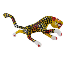 Cargar imagen en el visor de la galería, Alebrije oaxaqueño mediano, con forma de jaguar, de madera de copal