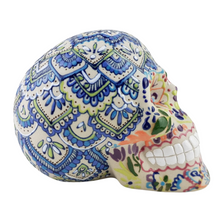 Cargar imagen en el visor de la galería, Cráneo grande de cerámica Servín decorado a mano con mandalas