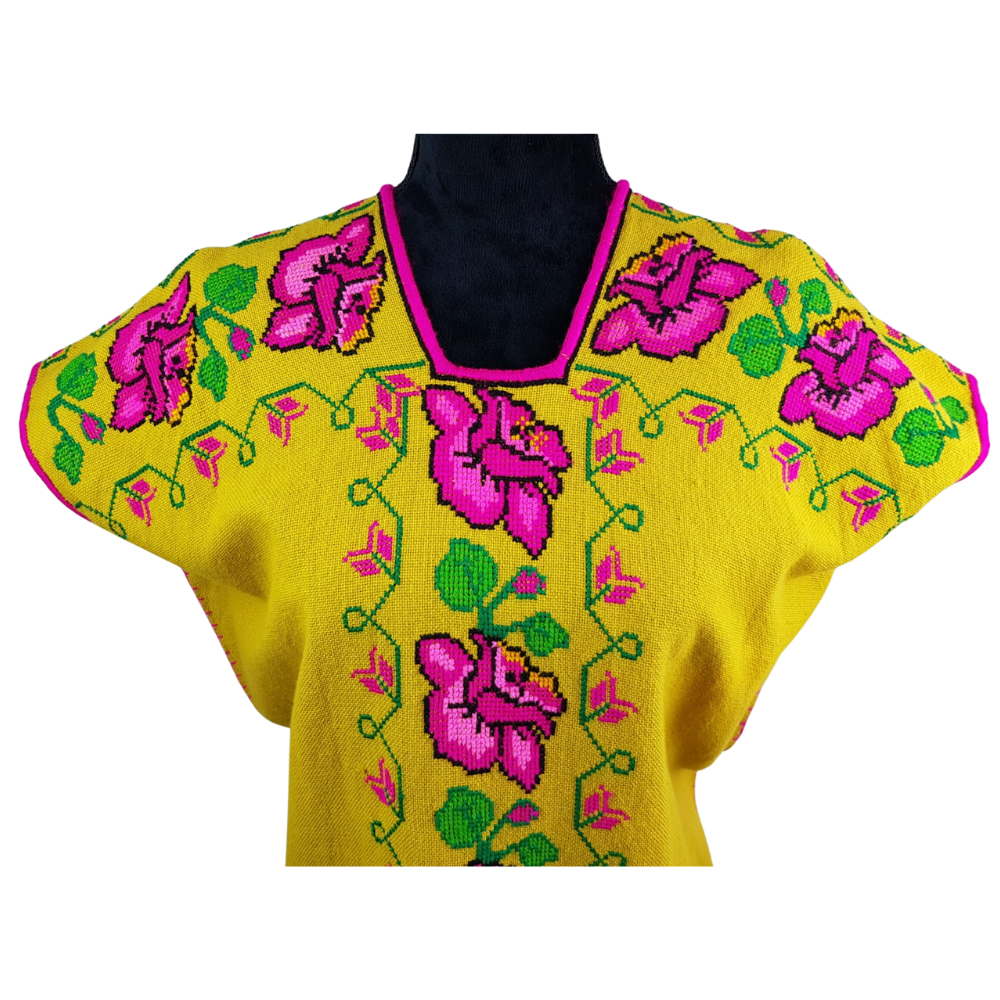 Huanengo Juana, con bordado de grecas, flores y mariposas