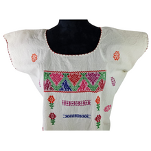 Cargar imagen en el visor de la galería, Blusa corte recto con finos bordados de hilván, decorada con motivos tradicionales de Puebla