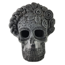 Cargar imagen en el visor de la galería, Cráneo Frida de barro negro hecho en Oaxaca