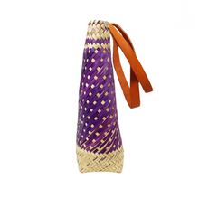 Cargar imagen en el visor de la galería, Bolsa de palma diseño de punto, teñida con tintes naturales tejida a mano y asa de piel