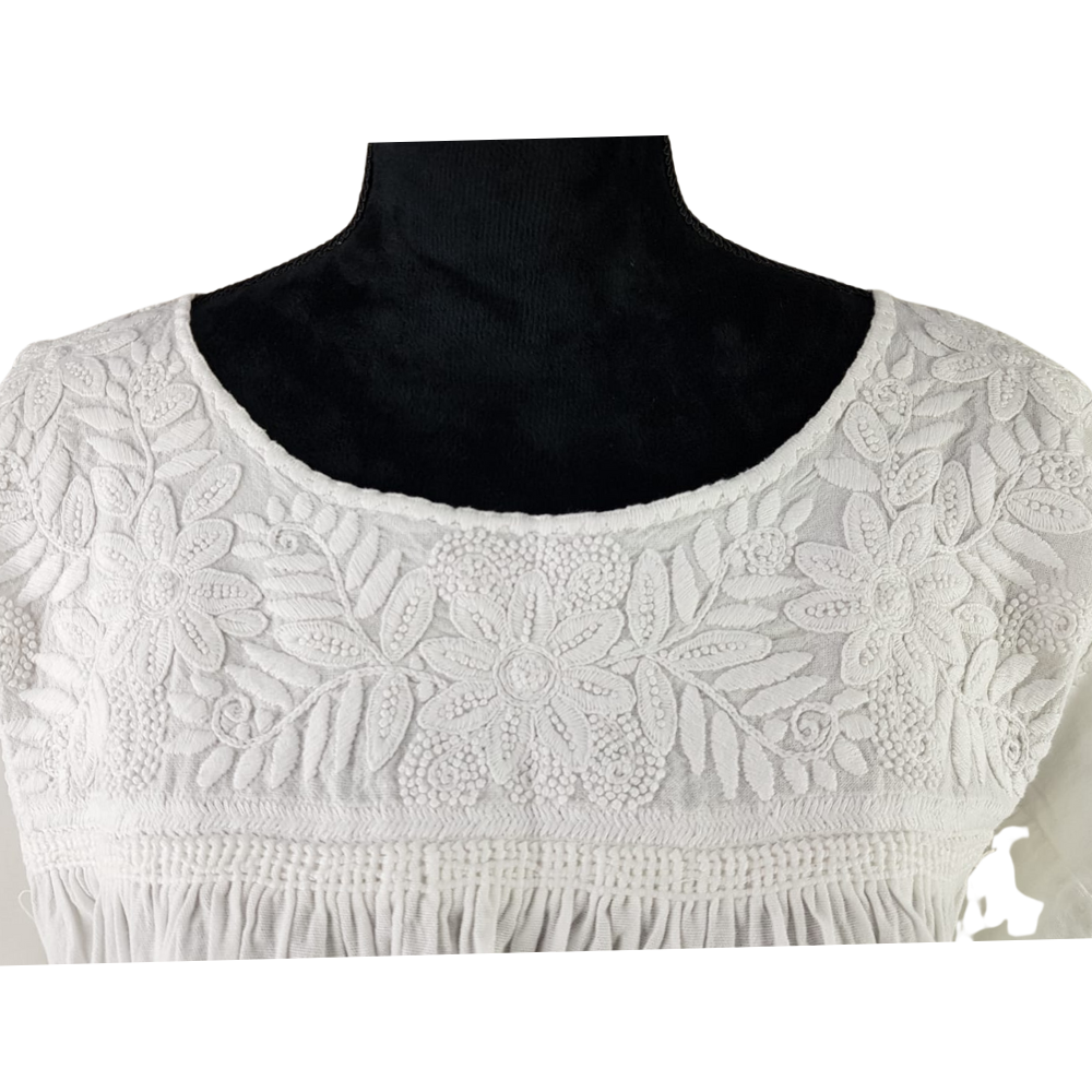 Blusón fresco de manta ligera, decorado al pecho con flores rococó