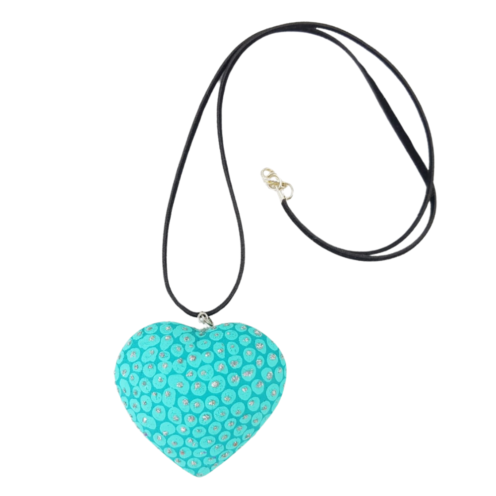 Dije con forma de corazón, elaborado con de copal, en Oaxaca