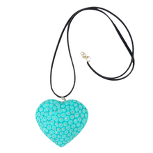 Cargar imagen en el visor de la galería, Dije con forma de corazón, elaborado con de copal, en Oaxaca