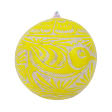 Cargar imagen en el visor de la galería, Esfera navideña de jícara de árbol