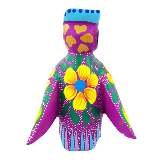 Alebrije oaxaqueño mediano, con forma de búho, de madera de copal