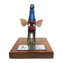 Cargar imagen en el visor de la galería, Reconocimiento con artesanía mexicana. Elefante wixárika en trofeo con base de madera y placa metálica personalizada