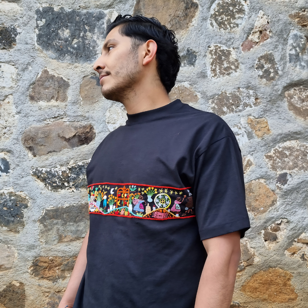 Playera mexicana noche de muertos, bordada a mano por artesanos michoacanos