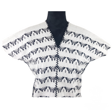 Cargar imagen en el visor de la galería, Blusa tipo huipil elaborado en San Juan Cotzocón, Oaxaca