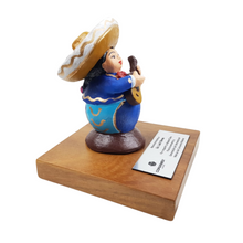Cargar imagen en el visor de la galería, Reconocimiento con artesanía mexicana. Sirena mariachi en trofeo con base de madera y placa metálica personalizada