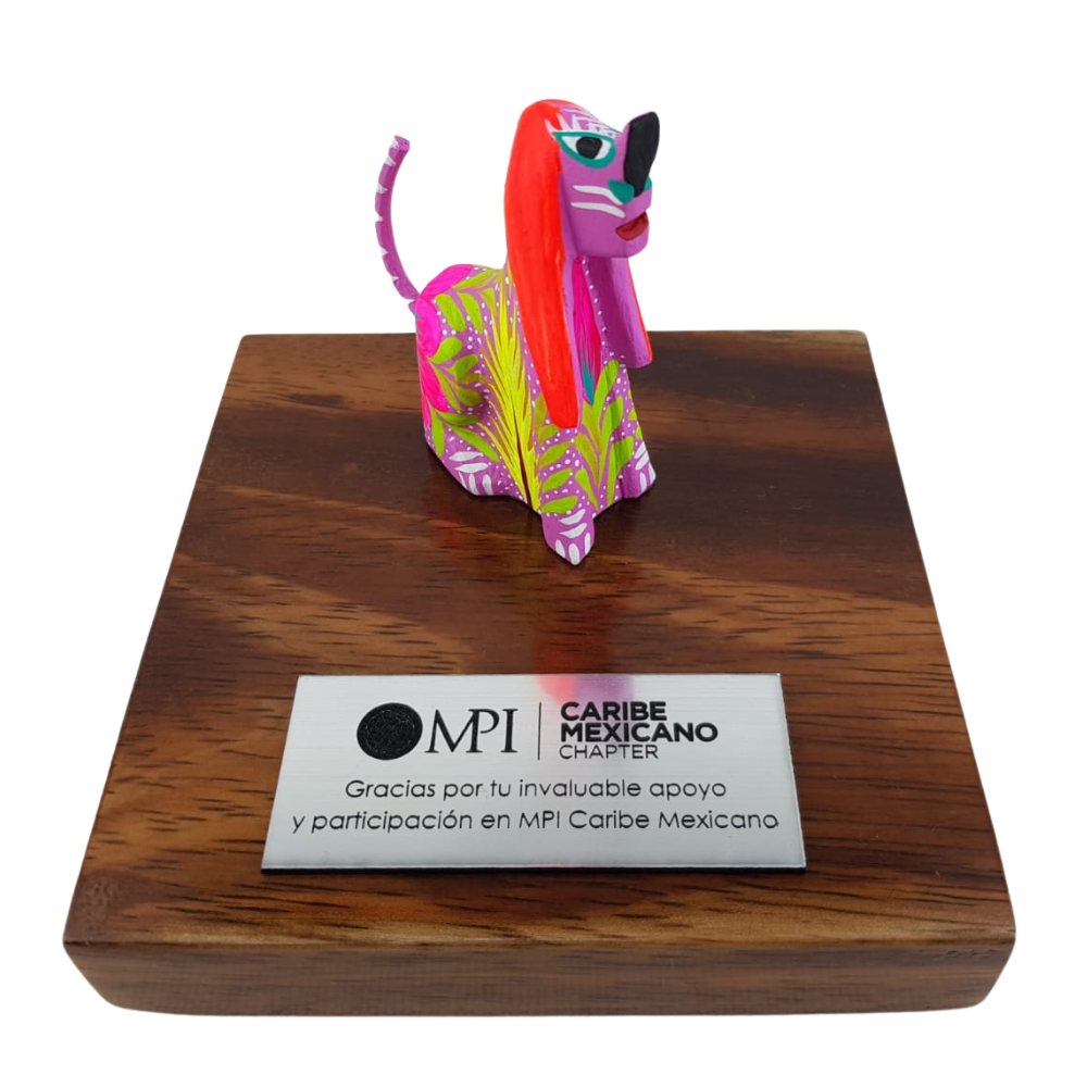 Reconocimiento con artesanía mexicana. Alebrije de madera mini en trofeo con base de madera y placa metálica personalizada