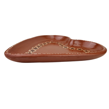 Cargar imagen en el visor de la galería, Plato de barro natural en forma de corazón